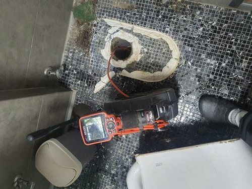 구로구 하수구막힘 정리된 싱크대 거름망과 기름 용기가 놓인 주방 작업대