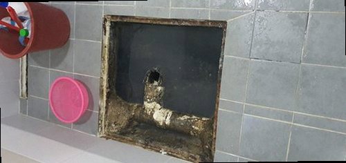 구로구 가리봉동 하수구막힘 배수구 주변과 물 흐름 상태를 확인하는 모습